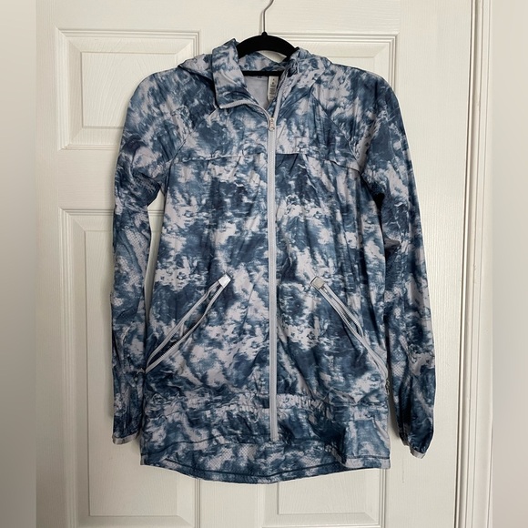 Lululemon size 4 Blue and White Tie-Dye rain Jacket - Picture 1 of 4